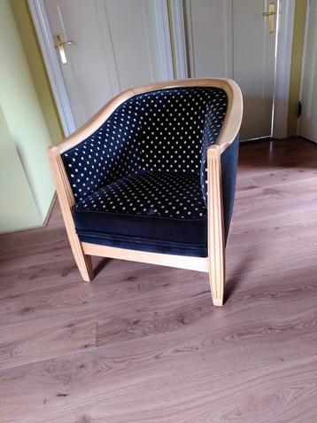Twee leunstoelen, zwart met witte stippen beschikbaar voor biedingen