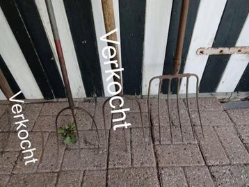 Tuingereedschap, harken, spades, rieken, vorken en shopjes beschikbaar voor biedingen
