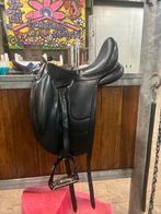 Devoucoux dressuurzadel 17,5 inch met singel, Dieren en Toebehoren, Paarden en Pony's | Zadels, Ophalen of Verzenden, Zo goed als nieuw