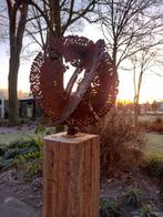 Roestsculptuur op hardhouten sokkel, Nieuw, Ophalen of Verzenden, Abstract beeld, Metaal