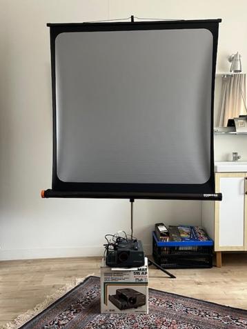 Diaprojector en scherm beschikbaar voor biedingen
