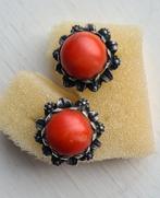 Zilveren oorbellen met grote koraal, China jaren 20-30, Gebruikt, Verzenden, Knopjes of Stekers, Zilver