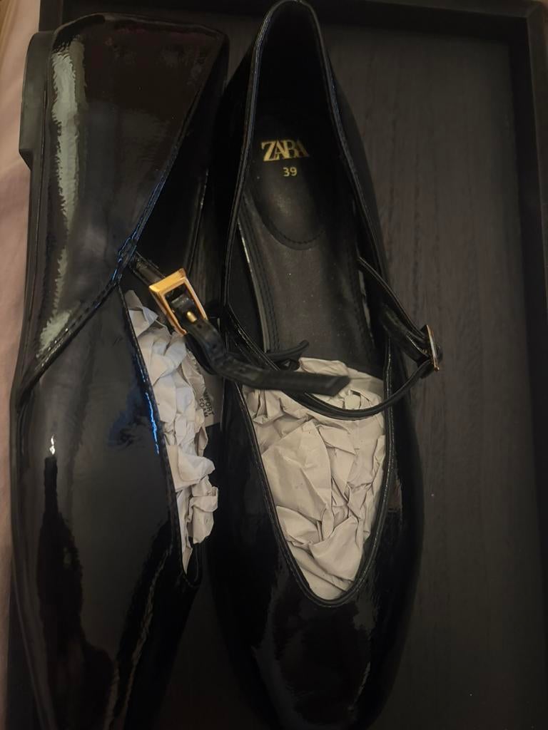 Lak ballerina zwart ZARA met klein deukje in 1 nieuw mt 39, Ophalen of Verzenden, Zo goed als nieuw, Zwart
