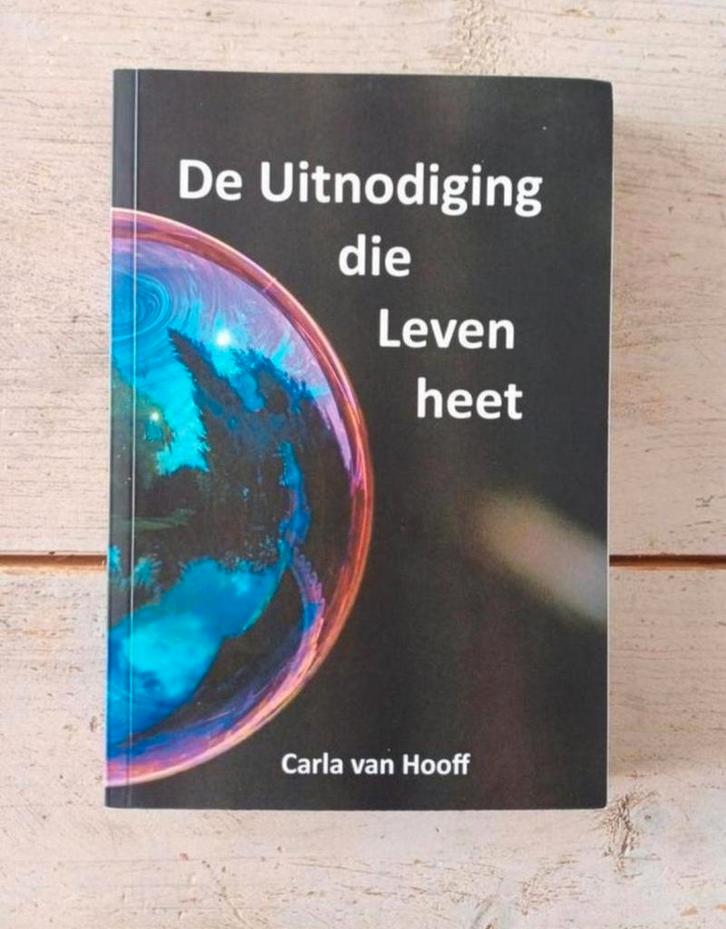 Carla van Hooff - De uitnodiging die Leven heet, Boeken, Esoterie en Spiritualiteit, Zo goed als nieuw, Overige typen, Spiritualiteit algemeen