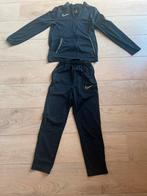 Nike trainingspak set zwart met goude strepen, Kleding | Heren, Sportkleding, Fitness, Zwart, Nike, Ophalen of Verzenden