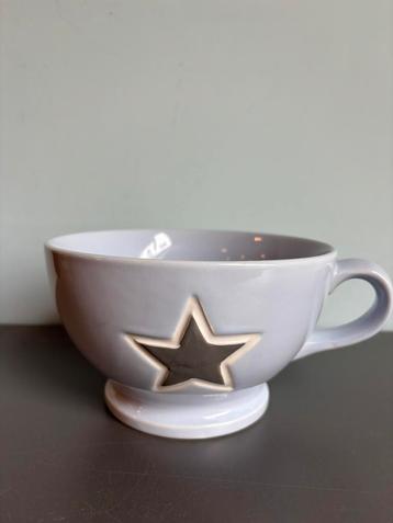 Bastion collections grote kom met oor beschikbaar voor biedingen