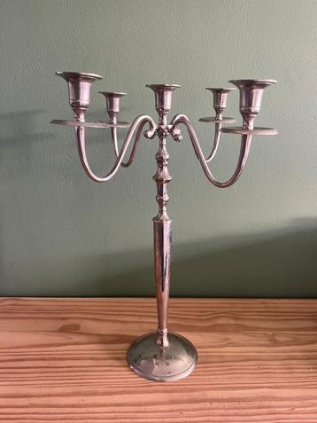 Chique zilverkleurige 5-armige kandelaar beschikbaar voor biedingen