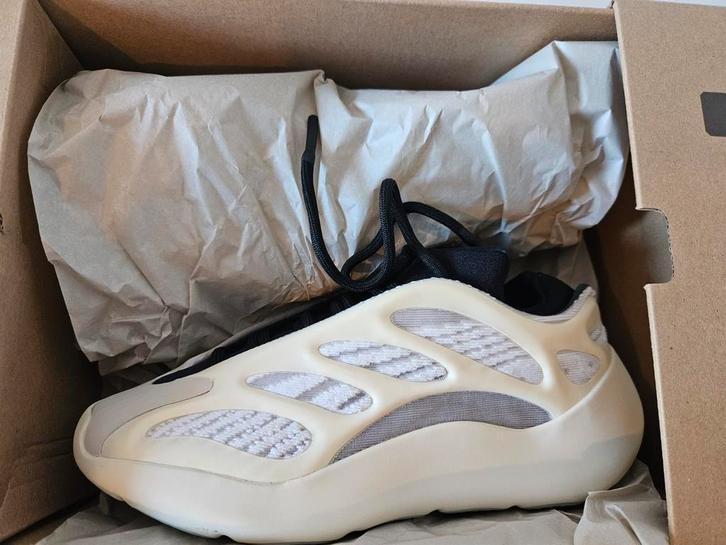 Nieuwe Adidas Yeezy 700 V3 (FW4980) maat 36 2/3, Kleding | Heren, Schoenen, Nieuw, Ophalen of Verzenden