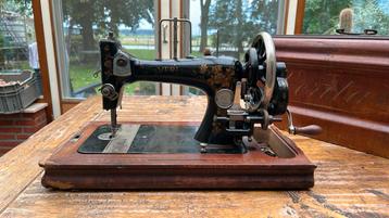 Antieke Veritas handnaaimachine met kap beschikbaar voor biedingen