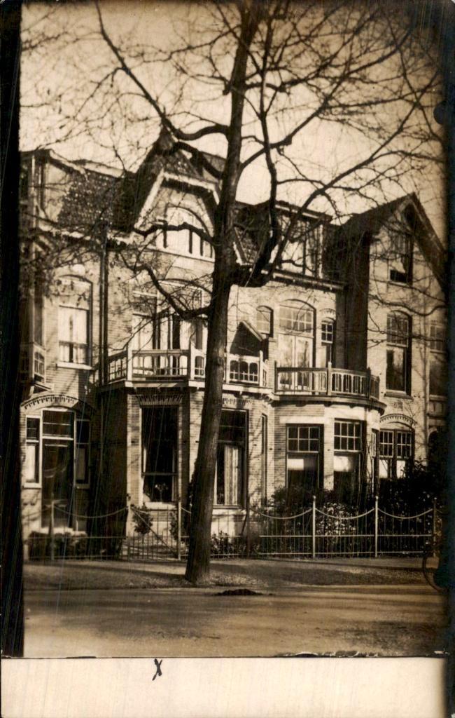 Herenhuis - Voorgevel met balkon, Verzamelen, Ansichtkaarten | Nederland, Gelopen, Utrecht, Voor 1920, Ophalen of Verzenden