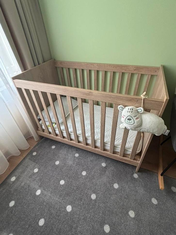 Leidkant + kledingkast+ wandplank Nova Europe Baby, Kinderen en Baby's, Kinderkamer | Complete kinderkamers, Zo goed als nieuw