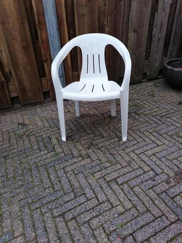 Witte plastic tuinstoel 6stuks beschikbaar voor biedingen