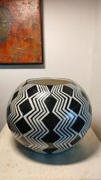 Design eighties Memphis stijl zwart wit zigzag keramiek vaas, Ophalen of Verzenden, Wit, Aardewerk of Porselein, Minder dan 50 cm