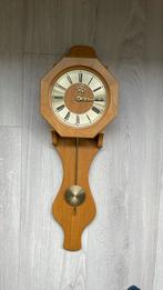 Blank eiken klok 67 cm lang met slinger, Ophalen of Verzenden, Zo goed als nieuw, Analoog, Wandklok
