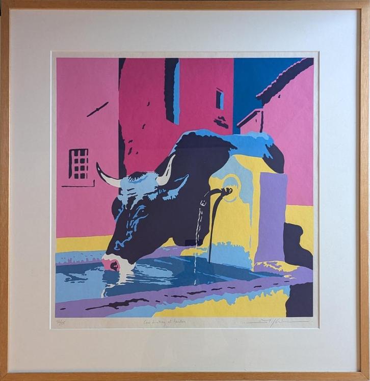 Zeefdruk Marco Kooiman - Cow drinking at fountain, Antiek en Kunst, Kunst | Litho's en Zeefdrukken, Ophalen