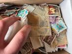 Doosje postzegels wereld, Postzegels en Munten, Postzegels | Volle albums en Verzamelingen, Ophalen of Verzenden, Nederland en Buitenland