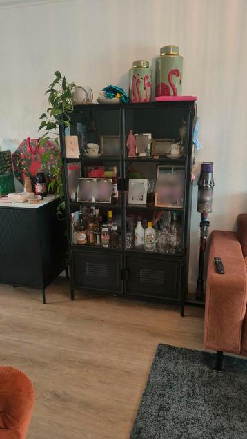 WOOOD Ronja Zwarte Vitrinekast - 167x99x40,5 cm