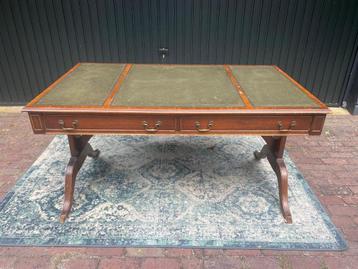 Antiek Bureau beschikbaar voor biedingen