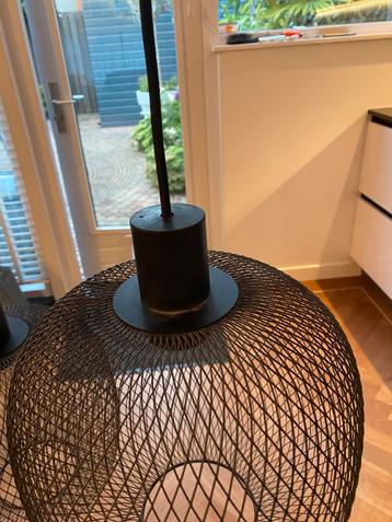 Zwarte hanglamp met drie metalen hangers beschikbaar voor biedingen