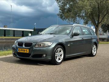 BMW 3-Serie Touring 318d High Executive | Navi | Trekhaak | beschikbaar voor biedingen