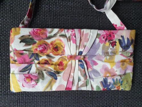 Uniek, langwerpig bloementasje (gekocht in Zweden), Sieraden, Tassen en Uiterlijk, Tassen | Damestassen, Nieuw, Overige kleuren