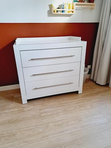 Mooie witte commode met 3 lades beschikbaar voor biedingen