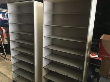stellingkast van hout met 9 stuks planken beschikbaar voor biedingen
