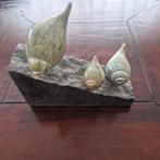 Stenen beeldjes van vissen op een stenen plaat, Ophalen of Verzenden