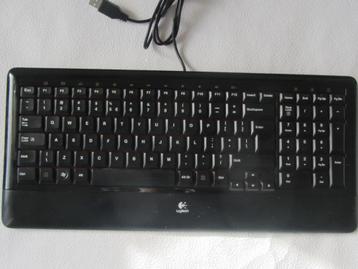 Twee toetsenborden. beschikbaar voor biedingen