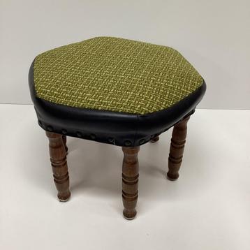 Voetenbankje, leuk retro! beschikbaar voor biedingen