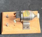 Vintage Combina 4,5V Elektromotor in Doos, Doe-het-zelf en Verbouw, Ophalen of Verzenden, Zo goed als nieuw, Elektromotor