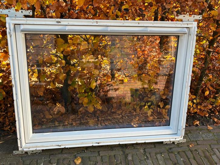 VELUX 98x134 UK04 kunststof dakraam kantelraam zolderraam, Doe-het-zelf en Verbouw, Glas en Ramen, Zo goed als nieuw, Dakraam