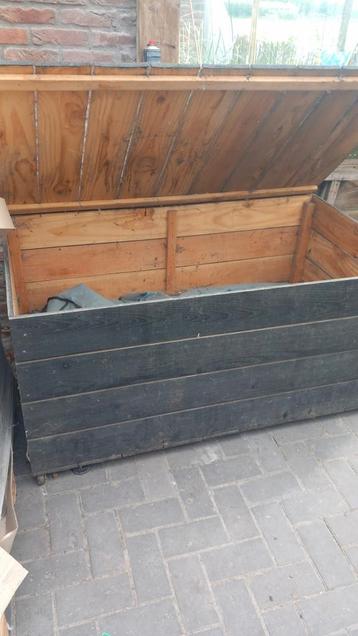 Houten kist  beschikbaar voor biedingen