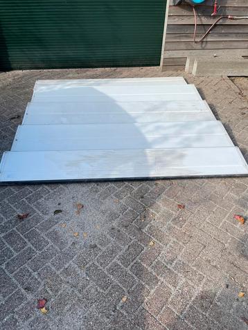 Geïsoleerde Overhead Garagedeur - Handbediend beschikbaar voor biedingen