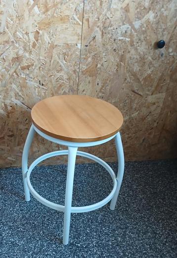 Stalen krukje met houten blad beschikbaar voor biedingen