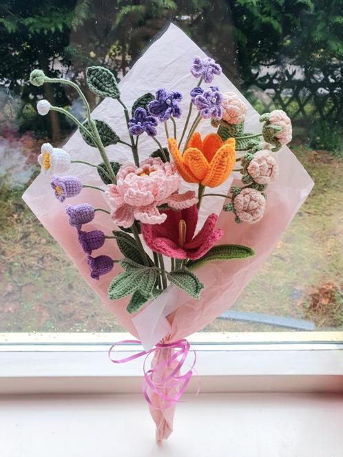Elegant handgemaakt gehaakt bloemenboeket – Zacht, stijlvol, Antiek en Kunst, Antiek | Woonaccessoires, Ophalen of Verzenden