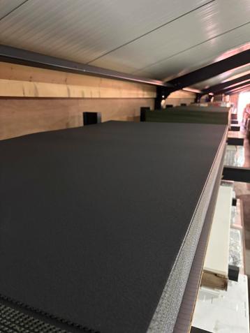 Kunststof platen beschikbaar voor biedingen