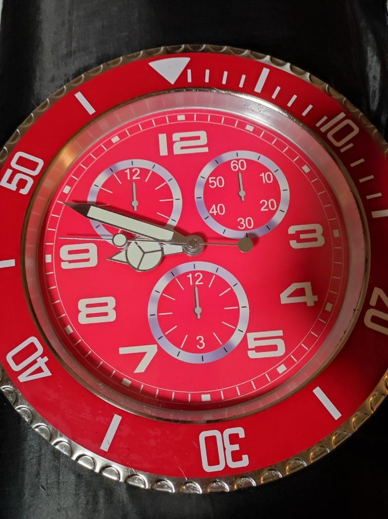 Red Watch-Style Wall Clock, Ophalen of Verzenden
