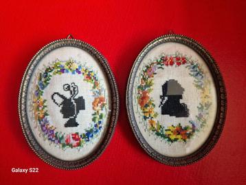 Twee vintage met bloemen decoratie geborduurde schilderijtje beschikbaar voor biedingen