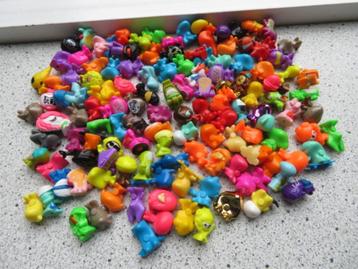 Ca 120 Vrolijk gekleurde GOGO's kunststof poppetjes beschikbaar voor biedingen