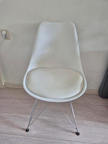 Set van 4 witte eetkamerstoelen met metalen onderstel beschikbaar voor biedingen