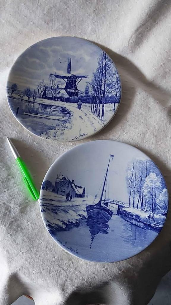 Delfts porselein, 2 verschillende setjes borden, Antiek en Kunst, Antiek | Keramiek en Aardewerk, Ophalen of Verzenden