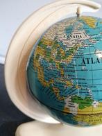 OUDE BLIKKEN WERELDBOL UIT DUITSLAND 14X17 CM JAREN 60. BLIK, Huis en Inrichting, Woonaccessoires | Wereldbollen, Gebruikt, Ophalen of Verzenden