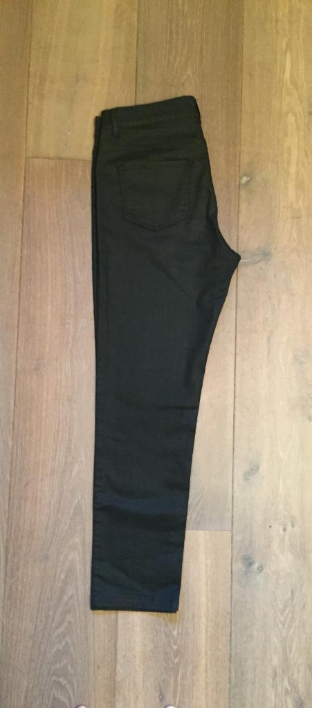 Zwarte broek zijdeglans; regular fit; Gafair Jeans mt (40)42, Kleding | Dames, Broeken en Pantalons, Zo goed als nieuw, Maat 42/44 (L)