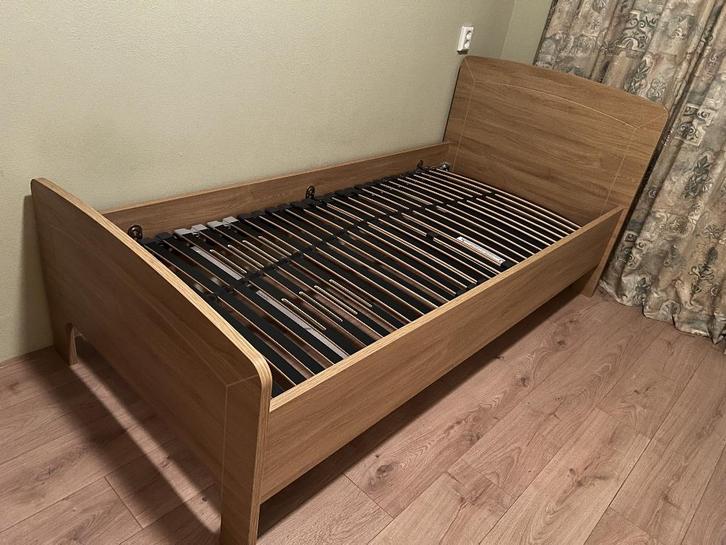 Senioren bed eenpersoons, Huis en Inrichting, Slaapkamer | Bedden, Zo goed als nieuw, Eenpersoons, 90 cm, 200 cm, Hout, Bruin