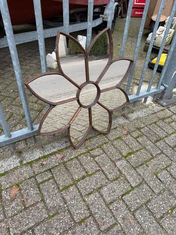 Handgemaakte bloemenspiegel beschikbaar voor biedingen