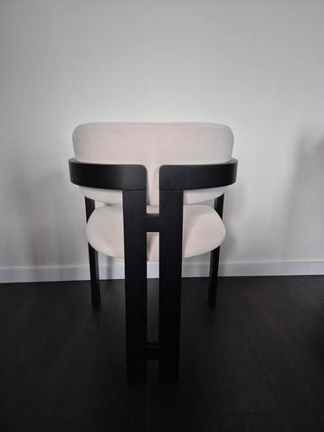 Houten eetkamerstoel met armleuning beschikbaar voor biedingen