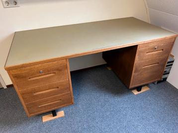 houten bureau beschikbaar voor biedingen