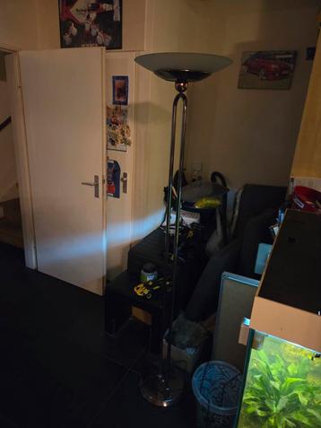 Stijlvolle Staande Lamp met Glazen Kap beschikbaar voor biedingen