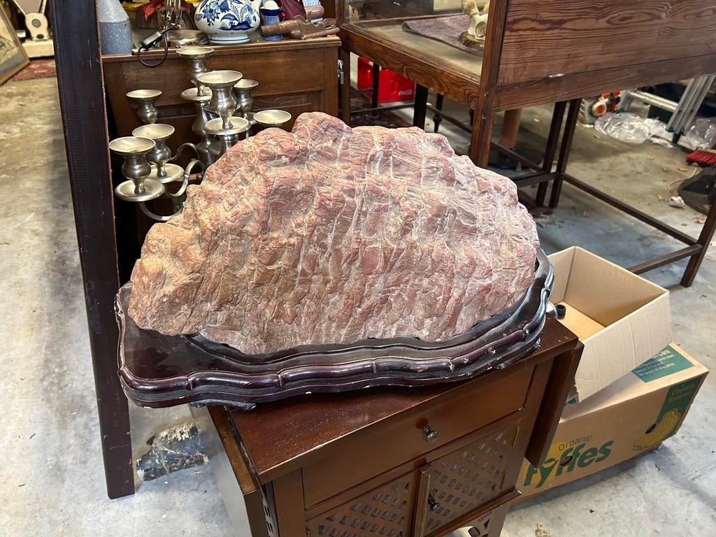 Twee grote Chinese Suiseki kijkstenen op plateau, Ophalen of Verzenden